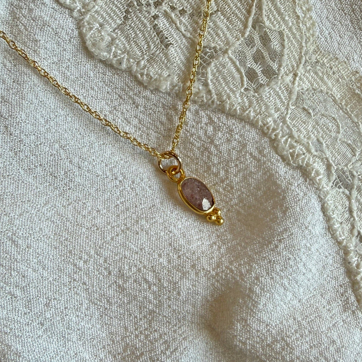 Lūma Necklace | Cranberry Quartz