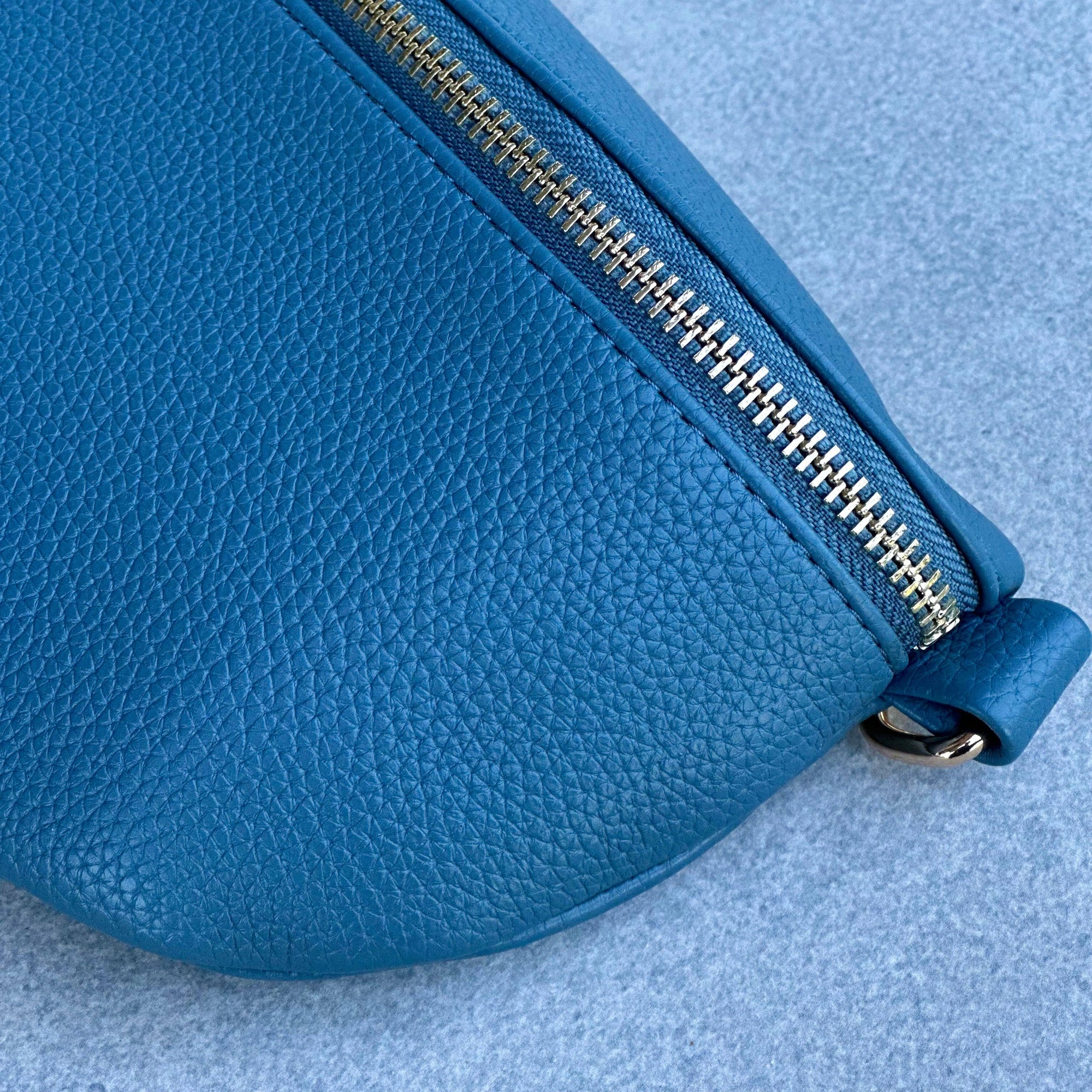 Crossbody Handbag: Navy Blue Leather