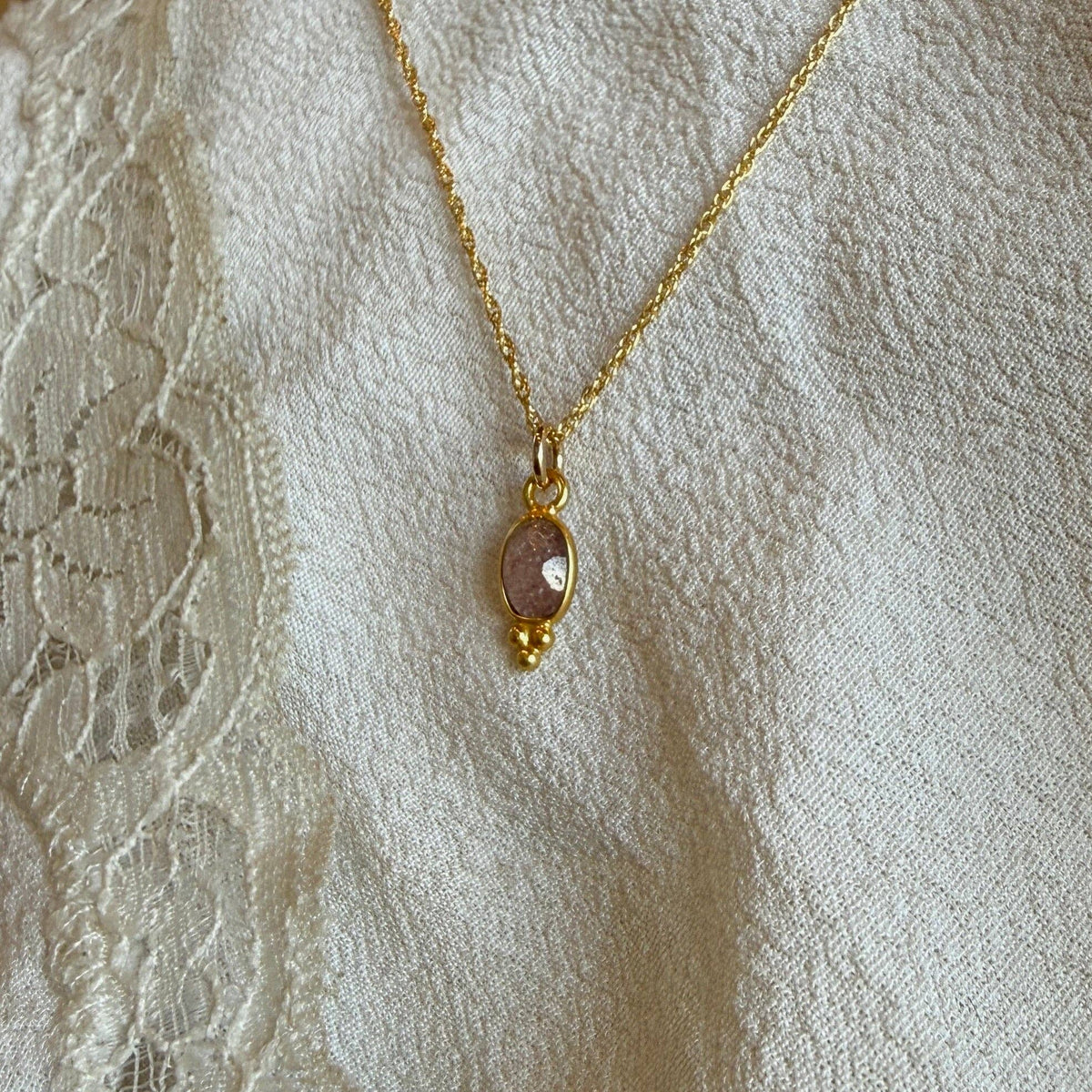 Lūma Necklace | Cranberry Quartz