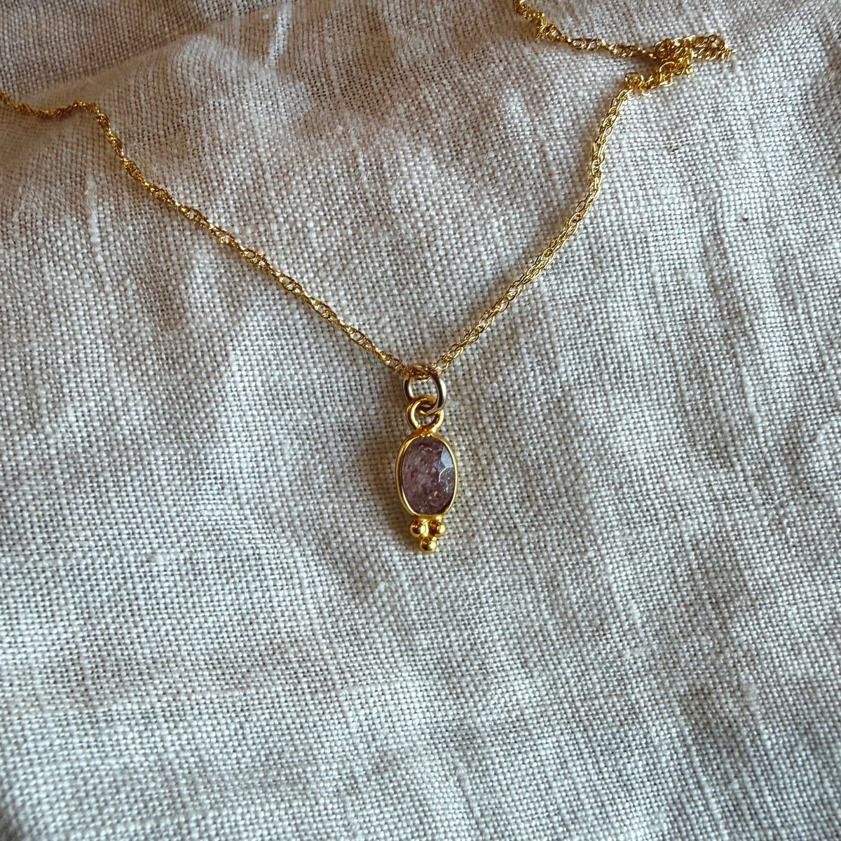 Lūma Necklace | Cranberry Quartz