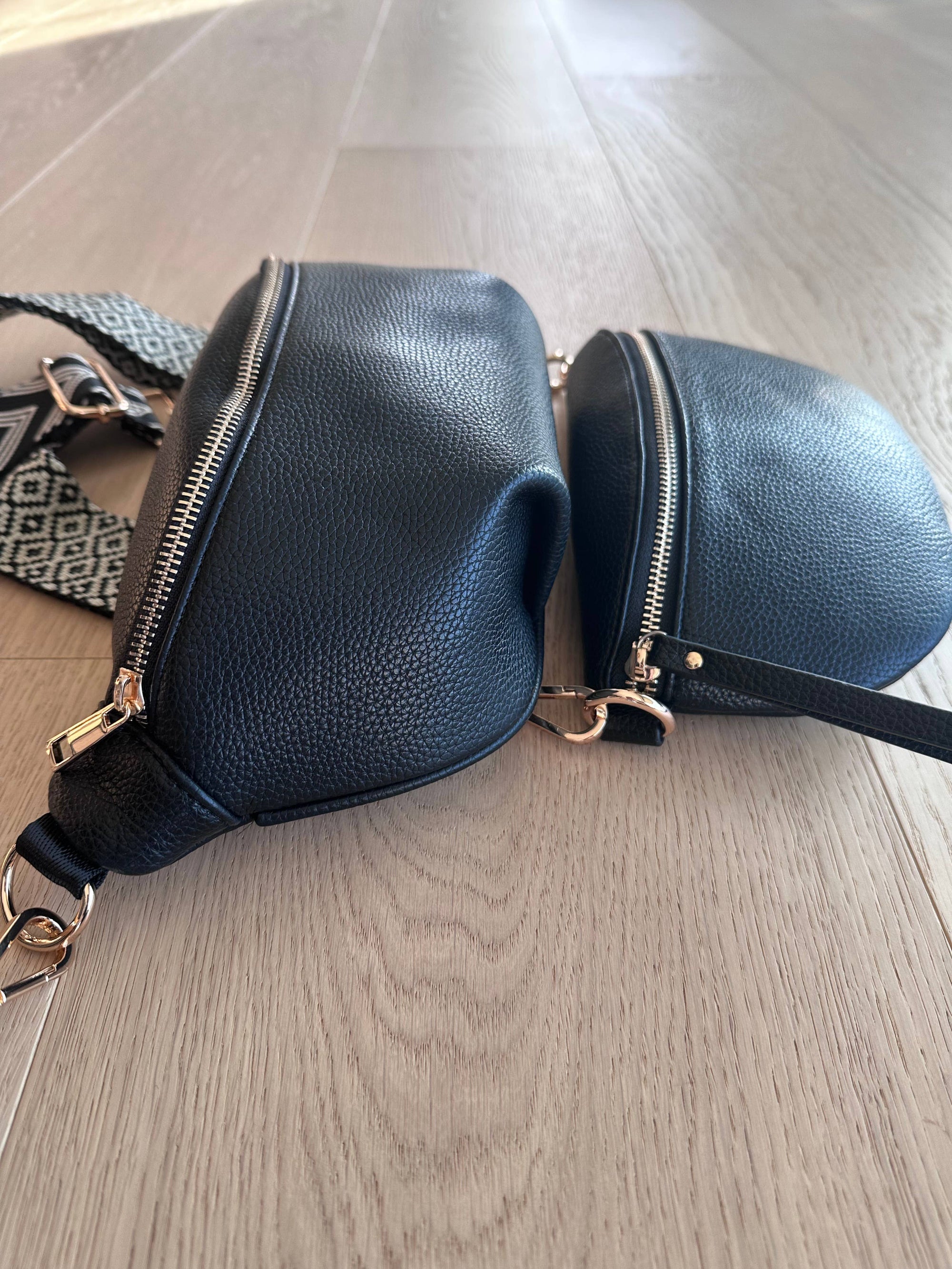 Large Crossbody Handbag: Black Leather