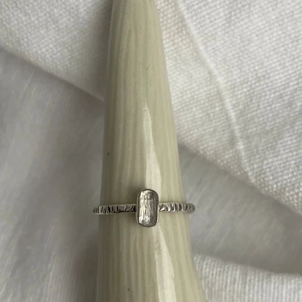 Naveen Stone Ring: Brass